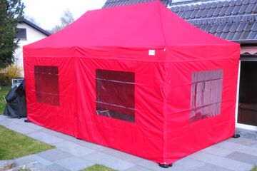 drei Seitenwände mit Fenster in einem 6x3m Faltzelt der QUICKUPTENT ALU-HEXAGON-Serie