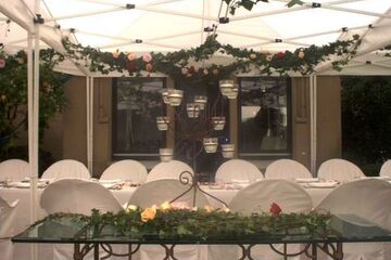 festlich geschmückte Cateringzelte von QUICKUPTENT