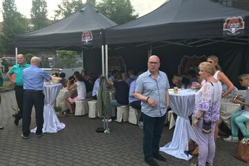 zwei 3x3m QUICKUPTENT ALU-HEXAGON-Faltzelte als Grillzelt mit je 4x Rauchabzug, Volant- & Rückwandbranding und 40 Personen