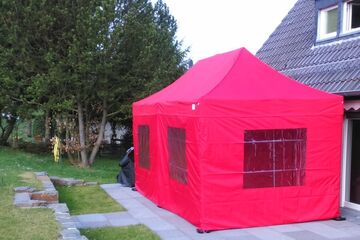 drei Seitenwände mit Fenster in einem 6x3m Faltzelt der QUICKUPTENT ALU-HEXAGON-Serie