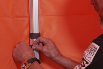 Schritt 6: Seitenwände am Pfosten fixieren