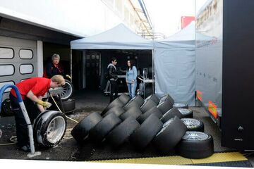 Faltzelte von QUICKUPTENT in der Boxengasse der DTM