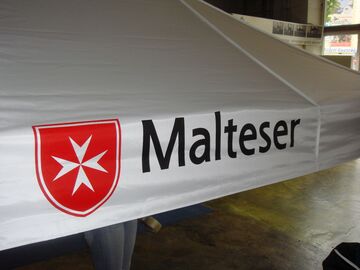 Malteser-Branding auf einem QUICKUPTENT-Volant