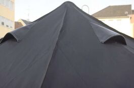 QUICKUPTENT Rauchabzug im Dach des Grillzeltes