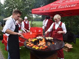 4,5x3m Cateringzelt von QUICKUPTENT mit Volant- & Dachschrägenbranding