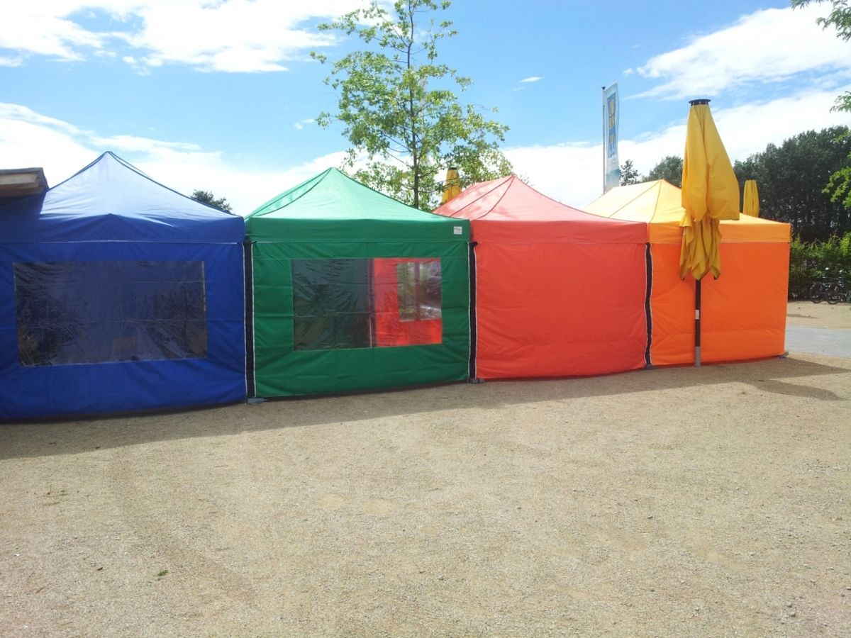 vier QUICKUPTENT V2A-Faltpavillons zu einer Zeltlandschaft kombiniert