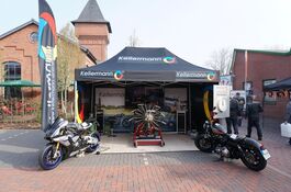 4,5x3m Promotion-Stand mit Volant-, Seitenwand- & Dachschrägenbranding im 4c-Digitaldruck von QUICKUPTENT