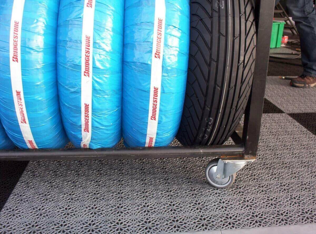 Bergo Suprem Bodenfliesen als Boxenboden