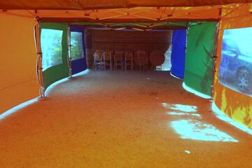 vier 4,5x3m QUICKUPTENT V2A-Faltpavillons zu einer 54m² Zeltlandschaft kombiniert - ohne einen störenden Pfosten