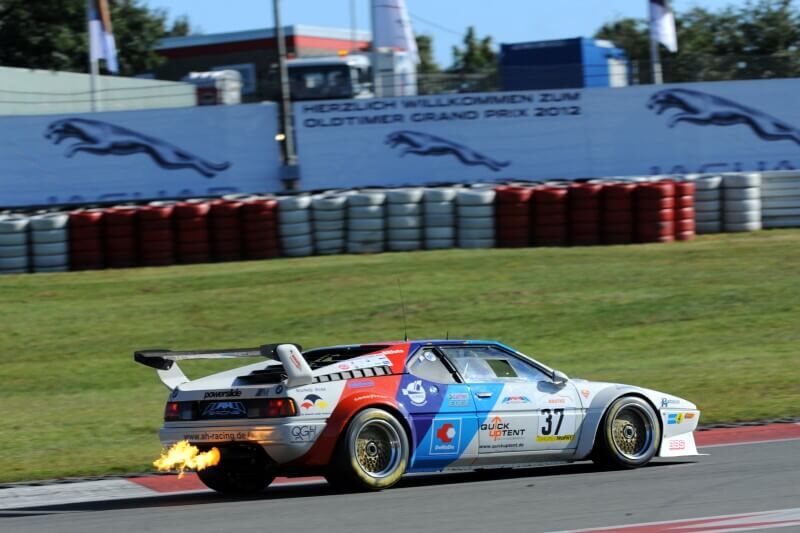 Flammen aus dem Auspuff