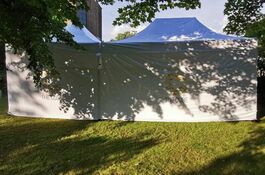 zwei 6x4m und ein 4x4m QUICKUPTENT zu einer Zeltlandschaft zusammengefügt