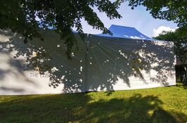 ein 4x4m- und zwei 6x4m-QUICKUPTENTs zu einer Zeltlandschaft zusammengefügt