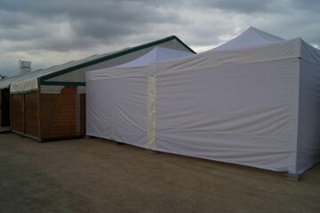 zwei QUICKUPTENT V2A-Faltpavillons zu einer Zeltlandschaft kombiniert