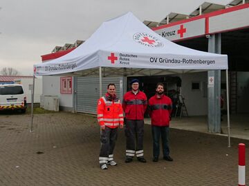 Probeaufbau des mobilen 6x4m Infostands der ALU-HEXAGON-Serie von QUICKUPTENT vom DRK Gruendau-Rothenbergen