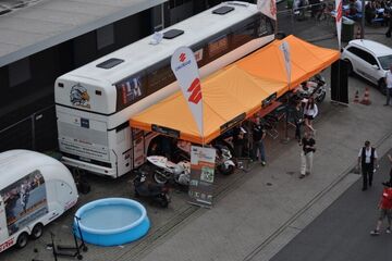 Promotion-Stand mit Dropflag von oben