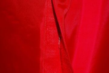 Seitenwände werden bei Faltzelten der QUICKUPTENT ALU-HEXAGON-Serie mit Klett & Flausch nahtlos verbunden