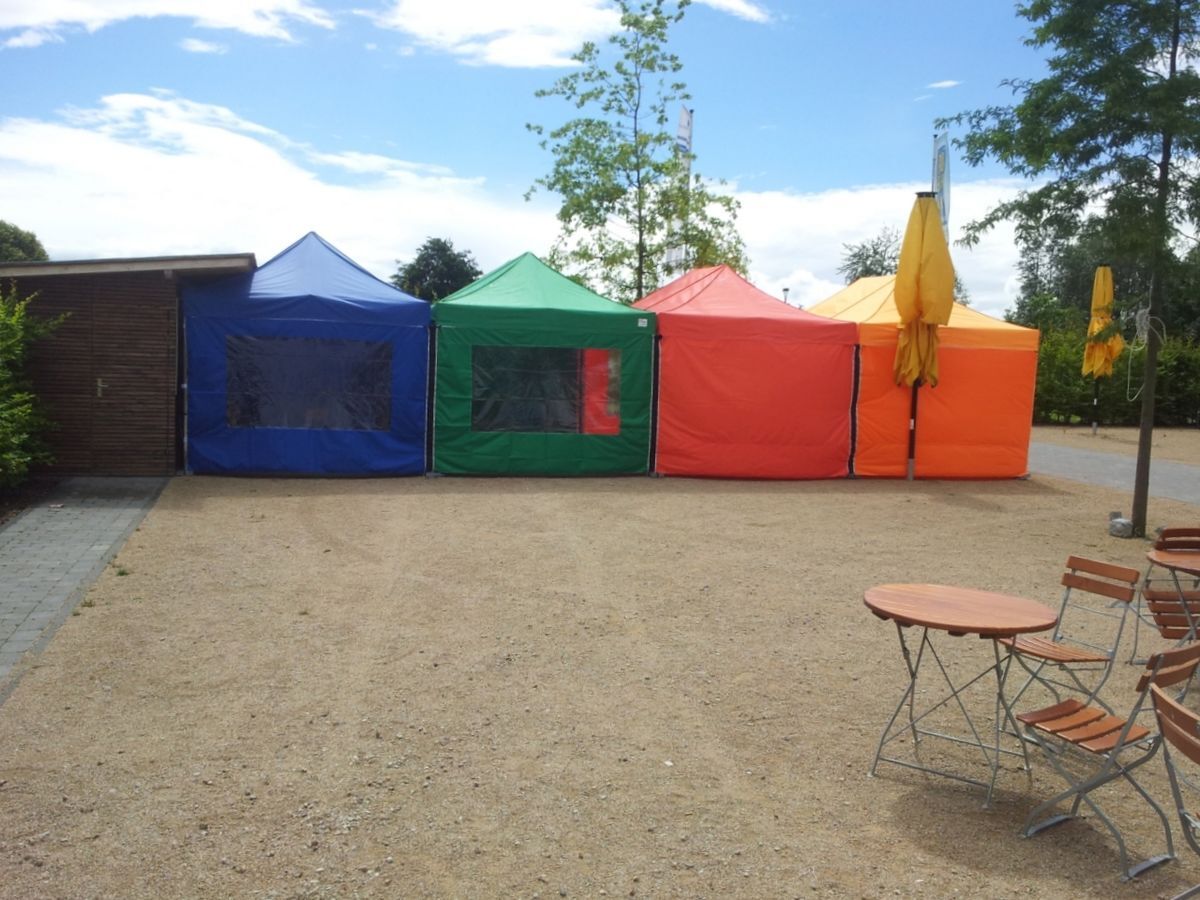Zeltlandschaft aus vier QUICKUPTENT V2A-Faltpavillons