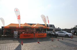 perfekte Präsentation mit je zwei 3x3m- & 6x3m V2A-Promozelten von QUICKUPTENT
