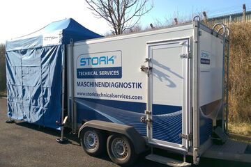 2x3m Montagezelt durch Eckpfostenverlängerung perfekt an den Werkstattanhänger angepasst