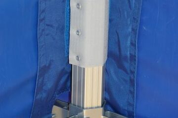 Klett am Eckpfosten und Flausch am QUICKUPTENT Faltzelt-Dach