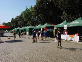 mobile 3x3m Marktstände von QUICKUPTENT mit Brandings auf dem Volant und der Dachschrägen