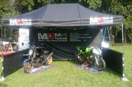 Milimeter genauer Flexdruck auf dem Volant des 4,5x3m Racetents / Rennzeltes von QUICKUPTENT