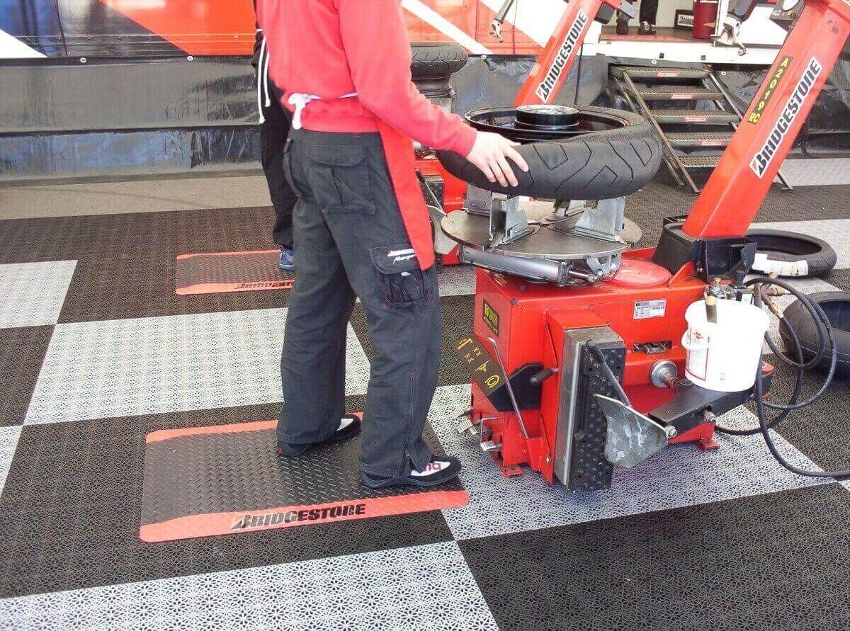 Bergo Suprem Bodenfliesen als Werkstattboden