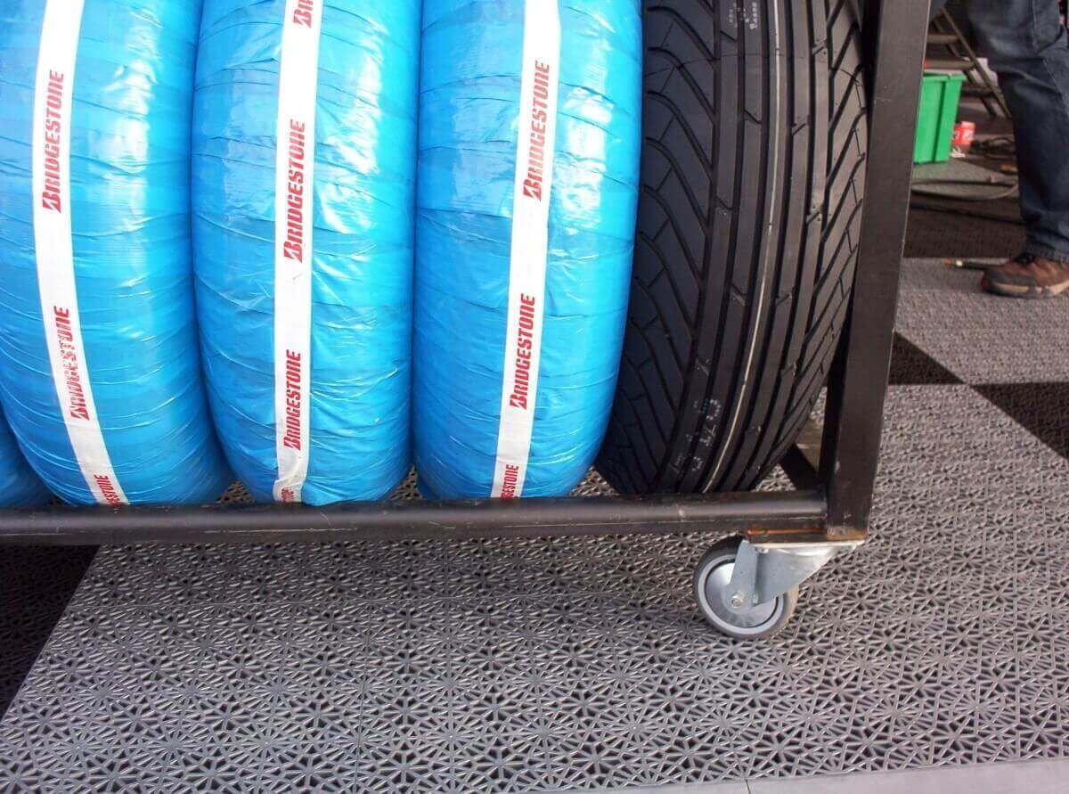 Bergo Suprem Bodenfliesen als Boxenboden