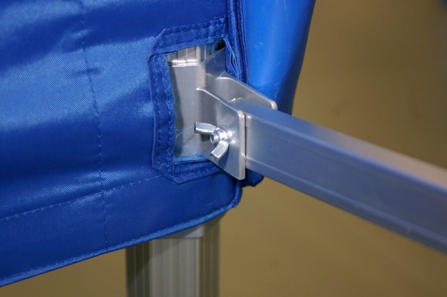 Die Vordachkonstruktion wird einfach mit Flügelschrauben an die Aufnahmen geschraubt.