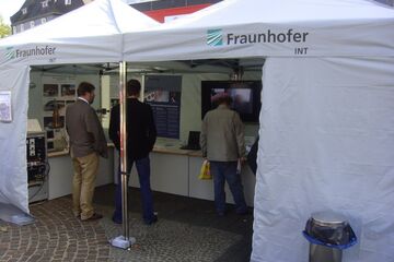 zwei mobile 3x3m Infostände mit Volantbranding von QUICKUPTENT