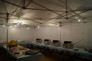Buffet vom Feinsten unter einer QUICKUPTENT V2A-Zeltlandschaft