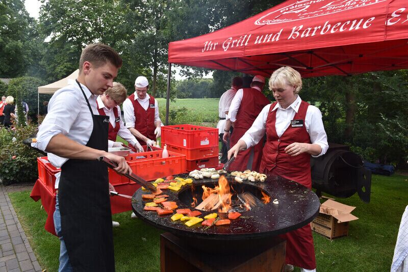 4,5x3m Cateringzelt von QUICKUPTENT mit Volant- & Dachschrägenbranding