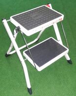 QUICKUPTENT empfiehlt eine Trittleiter zum Einhängen der Seitenwände