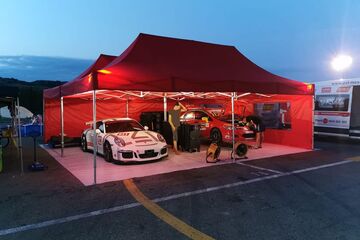 Zwei 8x4m-ALU-HEXAGON Faltzelte von QUICKUPTENT zu einer Boxen-Garage zusammengefügt.