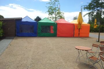 Zeltlandschaft aus vier QUICKUPTENT V2A-Faltpavillons