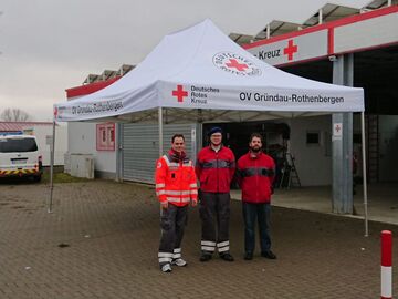 Probeaufbau des mobilen 6x4m Infostands der ALU-HEXAGON-Serie von QUICKUPTENT vom DRK Gruendau-Rothenbergen