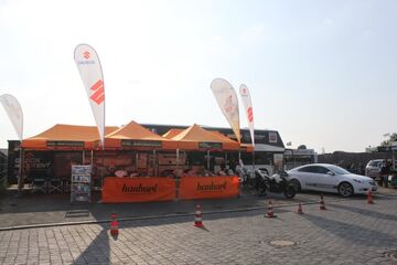 Promotion-Stand mit Dropflags und halbhohen Seitenwänden
