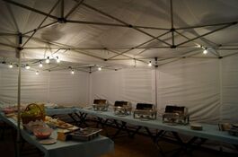 Buffet vom Feinsten unter einer QUICKUPTENT V2A-Zeltlandschaft