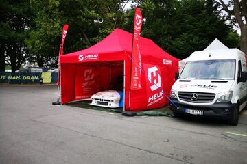 8x4m Racetent / Rennzelt von QUICKUPTENT mit bedruckten Volants und Seitenwänden als mobile Boxengarage, Werkstatt- / Schrauberzelt