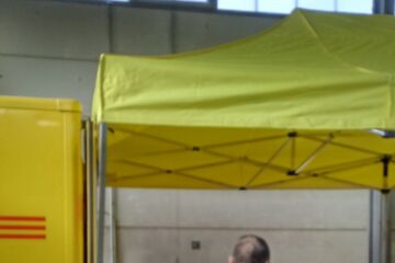 6x3m QUICKUPTENT mit verlängerten Pfosten als temporäre Überdachung zum Beladen von DHL-Fahrzeugen