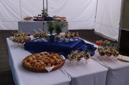 Buffet vom Feinsten in einem Cateringzelt von QUICKUPTENT