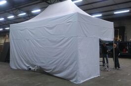 6m-Rückwand wird an The Cube von QUICKUPTENT vor Ort angepasst