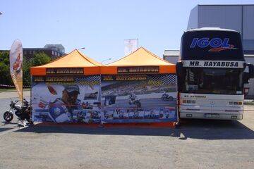 Bei der QUICKUPTENT Werbeseitenwand für Faltpavillons kann die Vorder- und Rückseite unterschiedlich bedruckt werden