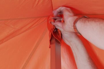 Schritt 3: Schutzschuh über die Domstrebe ziehen