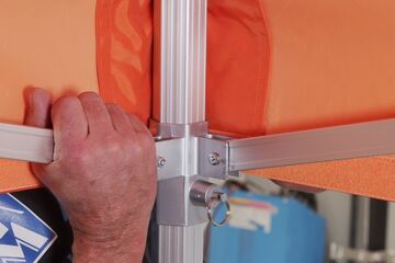 Schritt 4c: Scheren­strebe am Pfosten nach oben drücken