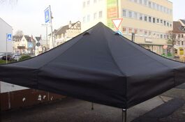 Mit dem Rauchabzug wird ein QUICKUPTENT zum Grillzelt