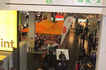 vier mobile 6x3m V2A-Messestände zu einer 72m² Zeltlandschaft zusammengefügt