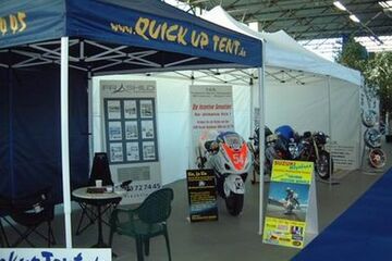 3x3m Faltpavillon als Messestand mit Volantbranding