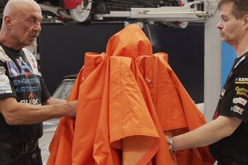 Schritt 1: Faltzelt-Rahmen der QUICKUPTENT ALU-HEXAGON-Serie ein wenig auseinander ziehen