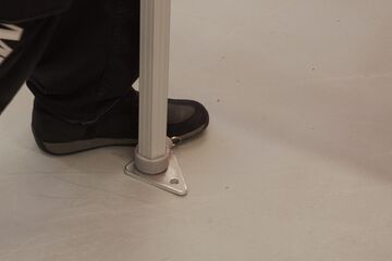 Schritt 4a: Fuß auf den Aluminiumfuß eines Pfosten stellen